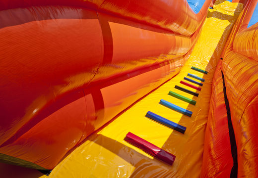 Slide inflável com tema de praia com piscina, objeto 3D impressionante, cores vivas e obstáculos 3D para crianças. Ordene escorregadores infláveis ​​agora online em JB Hinchables España
