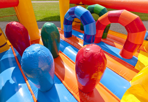 Slide inflável multifuncional em um tema de praia com uma piscina infantil, um objeto 3D impressionante, cores frescas e os obstáculos 3D para crianças. Compre escorregadores infláveis ​​agora online na JB Hinchables España