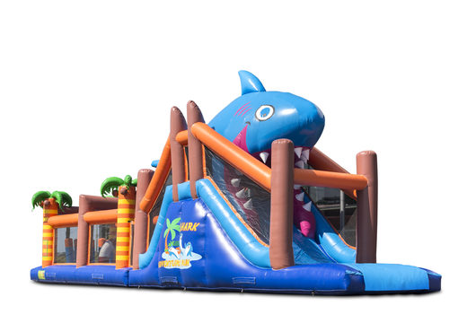 Ordene una pista americana temática de tiburones única de 17 metros de ancho con 7 elementos de juego y objetos coloridos para niños. Compre pistas americanas inflables en línea ahora en JB Hinchables España