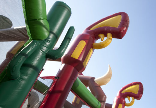 Compra una pista americana temática de vaqueros de 17 metros de ancho con 7 elementos de juego y objetos coloridos para niños. Ordene pistas americanas inflables ahora en línea en JB Hinchables España