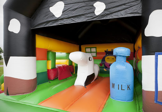 Ordene un castillo hinchable de vacas multifuncional con diferentes obstáculos, tobogán y figura en 3D de una vaca en el techo para niños. Compre castillos hinchables en línea en JB Hinchables España