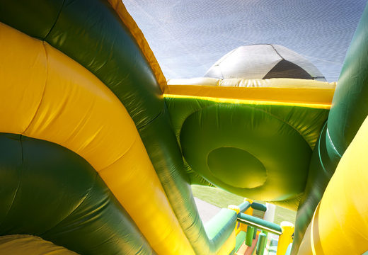 Tobogán inflable en el tema del fútbol con una piscina de chapoteo, impresionante objeto 3D, colores frescos y el obstáculo 3D para niños. Ordene toboganes inflables ahora en línea en JB Hinchables España
