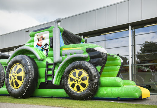 Ordene una pista americana temática de tractor única de 17 metros de ancho con 7 elementos de juego y objetos coloridos para niños. Compre pistas americanas inflables en línea ahora en JB Hinchables España
