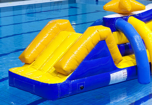 Ordene una carrera de obstáculos de piscina doble Zig Zag Zee para jóvenes y mayores. Compra atracciones acuáticas hinchables online ahora en JB Hinchables España