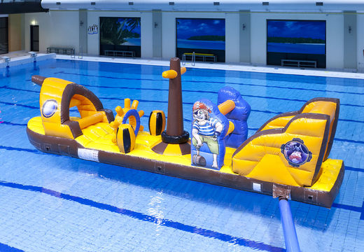 Consigue un barco inflable con temática pirata para jóvenes y mayores. Ordene juegos de piscina inflables ahora en línea en JB Hinchables España