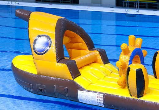 Ordene un barco inflable único con tema pirata para jóvenes y mayores. Compra juegos de piscina hinchables ahora online en JB Hinchables España
