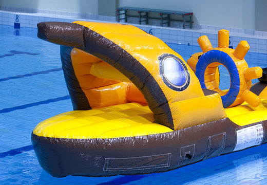 Ordene un barco inflable con tema pirata para jóvenes y mayores. Compra juegos de piscina hinchables ahora online en JB Hinchables España