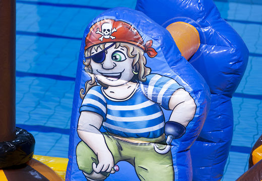 Compre un barco inflable genial con temática pirata para jóvenes y mayores. Ordene atracciones acuáticas inflables ahora en línea en JB Hinchables España