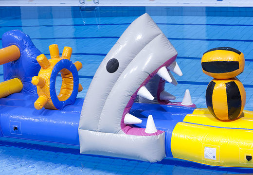 Ordene una piscina inflable mega run única con tema de tiburón para jóvenes y mayores. Compra atracciones acuáticas hinchables online ahora en JB Hinchables España