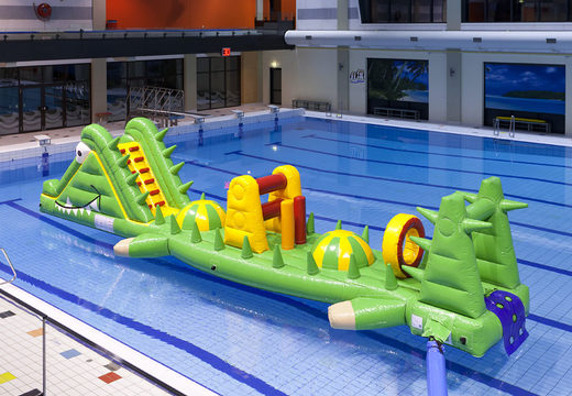 Exclusiva piscina de cocodrilos de 12 m de largo con obstáculos desafiantes para jóvenes y mayores. Compra juegos de piscina hinchables ahora online en JB Hinchables España