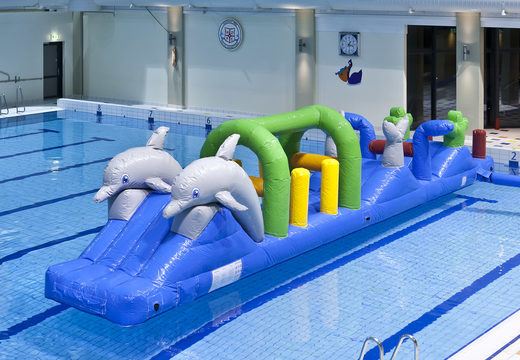 Genial carrera en la piscina con temática de delfines con desafiantes objetos de obstáculos para jóvenes y mayores. Ordene juegos de piscina inflables ahora en línea en JB Hinchables España