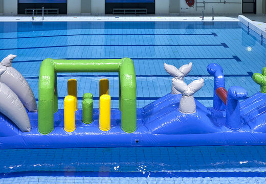 Ordene una piscina inflable única con tema de delfines con objetos de obstáculos desafiantes para jóvenes y mayores. Compra atracciones acuáticas hinchables online ahora en JB Hinchables España