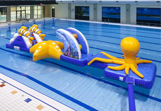Carrera de obstáculos inflables del mundo submarino con divertidos objetos 3D para comprar tanto para jóvenes como para adultos. Ordene atracciones acuáticas inflables ahora en línea en JB Hinchables España