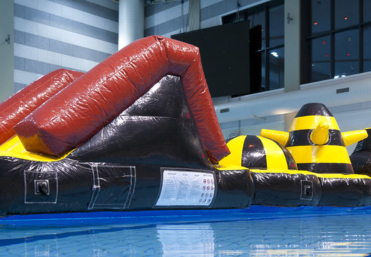 Ordene una piscina inflable para carreras de aventuras con objetos de obstáculos desafiantes para jóvenes y mayores. Compra juegos de piscina hinchables ahora online en JB Hinchables España