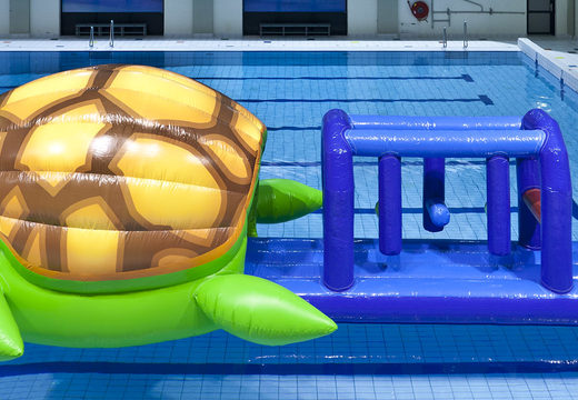Ordene una carrera de obstáculos inflable única en el tema de la tortuga con objetos de obstáculos desafiantes para jóvenes y mayores. Compra atracciones acuáticas hinchables online ahora en JB Hinchables España