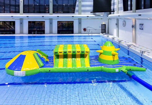 Exclusiva piscina hinchable de 10 m verde/azul con obstáculos desafiantes y tobogán redondo para jóvenes y mayores. Compra atracciones acuáticas hinchables online ahora en JB Hinchables España
