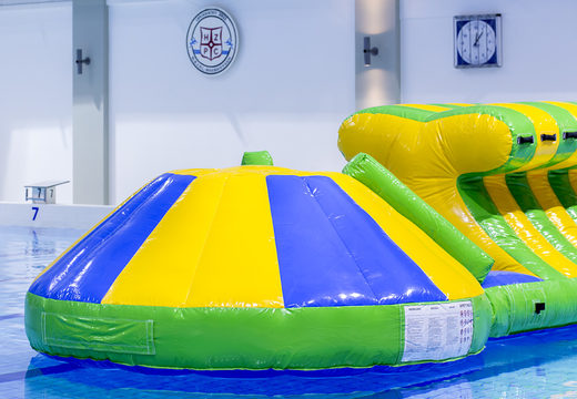 Ordene una piscina hinchable de 10 m verde/azul con obstáculos desafiantes y tobogán redondo para jóvenes y mayores. Compra juegos de piscina hinchables ahora online en JB Hinchables España
