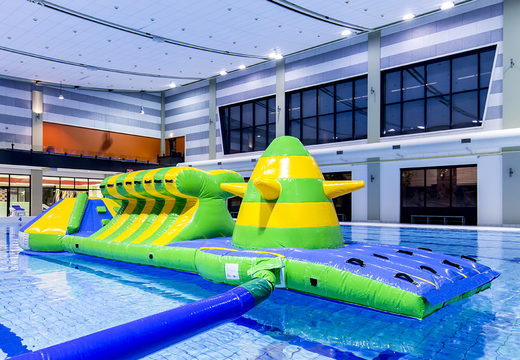 Espectacular piscina hinchable de 10 m verde/azul con obstáculos y tobogán redondo para jóvenes y mayores. Compra atracciones acuáticas hinchables online ahora en JB Hinchables España