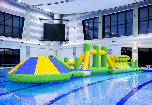 Ordene una piscina inflable única de 16 m verde/azul con obstáculos desafiantes y tobogán redondo para jóvenes y mayores. Compra atracciones acuáticas hinchables online ahora en JB Hinchables España