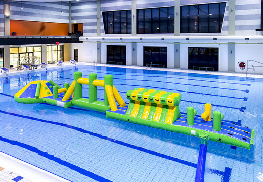Comprar piscina hinchable de 16 m verde/azul con objetos lúdicos y tobogán redondo para grandes y pequeños. Ordene juegos de piscina inflables ahora en línea en JB Hinchables España