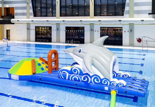 Ordene un tobogán inflable único en el tema de los delfines para jóvenes y mayores. Compra juegos de piscina hinchables ahora online en JB Hinchables España