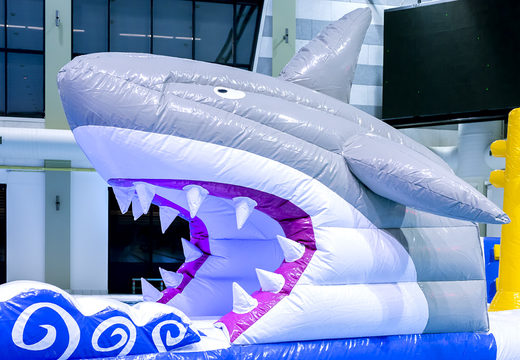 Espectacular carrera de obstáculos inflable con tiburones en un diseño único con divertidos objetos en 3D y nada menos que 2 toboganes para niños. Ordene atracciones acuáticas inflables ahora en línea en JB Hinchables España