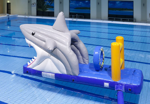 Compre un tobogán de piscina inflable hermético con temática de tiburón para jóvenes y mayores. Ordene atracciones acuáticas inflables ahora en línea en JB Hinchables España