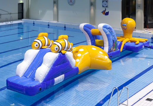 Ordene un curso de asalto inflable para correr por el mundo submarino con divertidos objetos 3D para jóvenes y mayores. Comprar carreras de obstáculos hinchables online ahora en JB Hinchables España