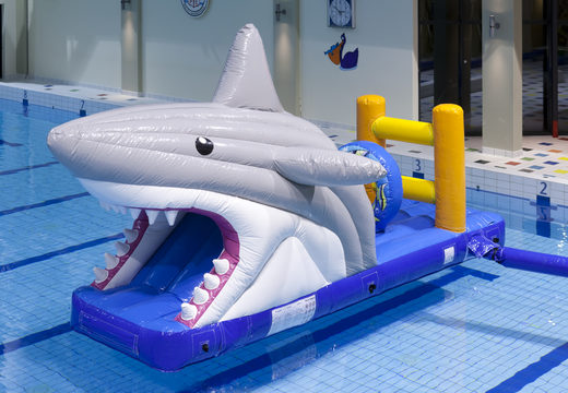 Ordene un tobogán de piscina inflable hermético con tema de tiburón para jóvenes y mayores. Compra juegos de piscina hinchables ahora online en JB Hinchables España