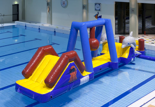 Compre carrera de obstáculos acuáticos inflables Marine Run con delfines 3D y estampados geniales para jóvenes y mayores. Ordene carreras de obstáculos inflables en línea ahora en JB Hinchables España