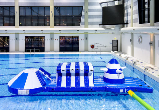 Ordene una piscina hinchable de 10 m azul/blanco con objetos de obstáculos desafiantes para jóvenes y mayores. Compra juegos de piscina hinchables ahora online en JB Hinchables España