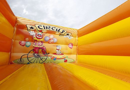 Compra pequeño castillo hinchable abierto en naranja y tema circo para niños. Compra castillos hinchable en línea en JB Hinchables España