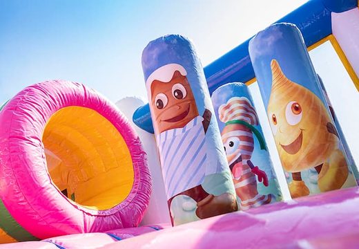 Compra el castillo hinchable de Candyworld con toboganes, obstáculos con divertidos estampados con temática de dulces para niños. Ordene castillos hinchables en línea en JB Hinchables España