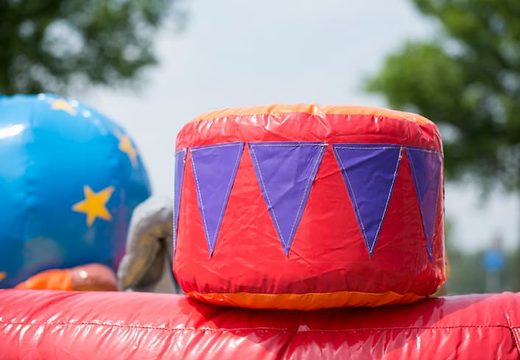 Compra un castillo hinchable con el tema del circo playzone con bolas de plástico y objetos 3D para niños. Ordene castillos hinchables en línea en JB Hinchables España