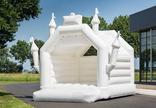 El castillo hinchable blanco estándar se vende íntegramente con un tema de boda infantil en forma de castillo. Ordene castillos hinchables en línea en JB Hinchables España