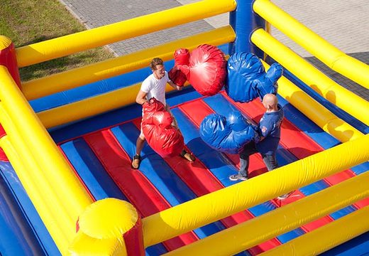 Boxeando unos contra otros en un ring de boxeo inflable