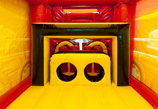 Obstáculos en castillo hinchable con color rojo y amarillo.