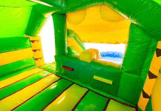 Dentro del castillo hinchable Double Slide Combo, amarillo y verde