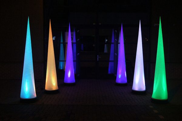 Compre pilares de luz en forma de cono de 2,5 m en línea ahora en JB Hinchables España. Disponible en versiones estándar y en todas las formas y colores imaginables