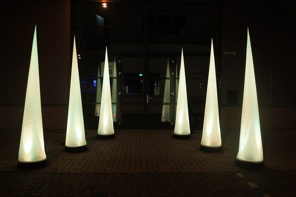 Compra pilares de luz en forma de cono de 2,5 m en línea en JB Hinchables España. Disponible en versiones estándar y en todas las formas y colores imaginables