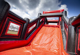 Carrera de alligator mega pista de americana negro rojo inflable de 40 metros de largo. Compre pistas de americanas inflables en línea ahora en JB Promotions España