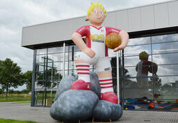 Compre la ampliación del producto de la muñeca hinchable FC Emmen Mascot. Ordene objetos 3D hinchables ahora en línea en JB Hinchables España