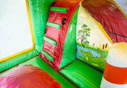 Castillo hinchable multijugador Jungleworld con tobogán en el medio y objetos 3D para niños. Ordene castillos hinchables en línea en JB Hinchables España