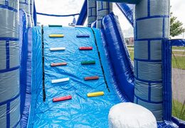 Groot opblaasbaar springkussen met glijbaan kopen in thema stormbaan met klim en glij mat voor kinderen