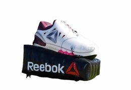 Maatwerk opblaasbare product vergroting van reebok schoen