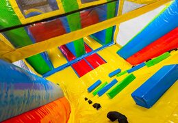 Castillo hinchable 13 metros larga en tema Cómic para niños. Ordene pistas americanas inflables ahora en línea en JB Hinchables España
