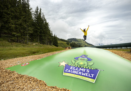Montaña aérea en el tema Ellmau en su tamaño dado para niños. Compre montañas aéreas inflables ahora en línea enJB Hinchables España