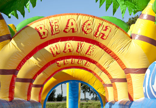 Ordene un tobogán inflable de 18 m de largo con un tema de playa para niños. Compre toboganes hinchables ahora en línea en JB Hinchables España