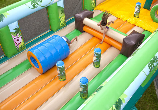 Obtén tu gran tobogán inflable Jungle World con obstáculos en 3D para niños. Ordene toboganes inflables ahora en línea en JB Hinchables España