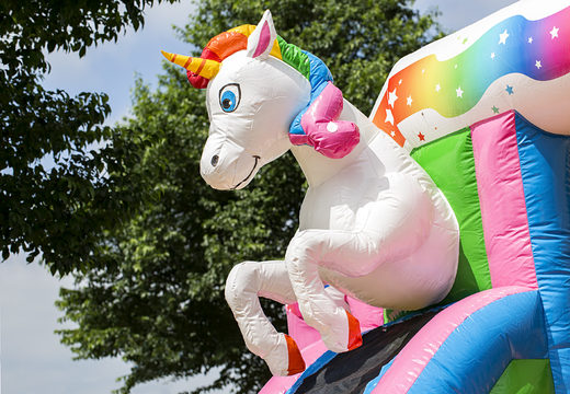 Compra un castillo inflable con una combinación de tobogán en tema unicorn para niños. Ordene castillos inflables en línea en JB Hinchables España